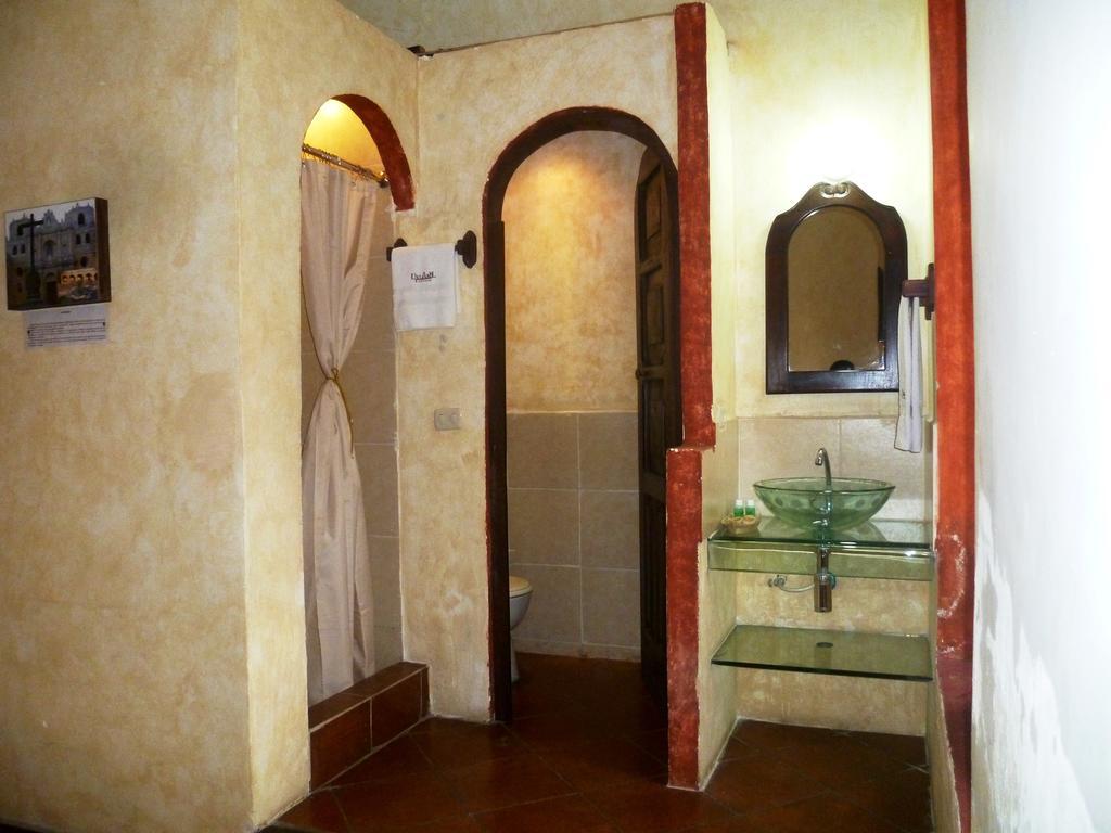 Hotel Y Galeria Uxlabil Antigua Δωμάτιο φωτογραφία